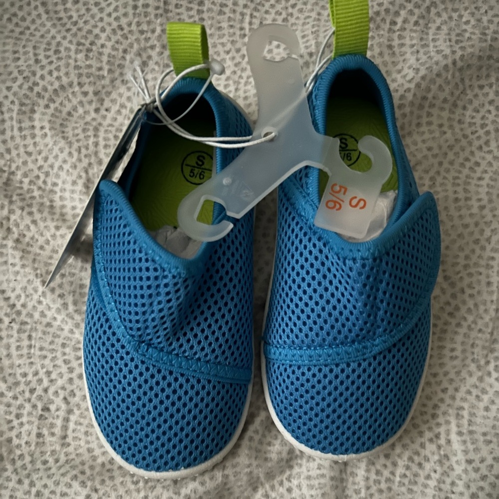 Cat and Jack water shoes for toddler size 5/6 NWT